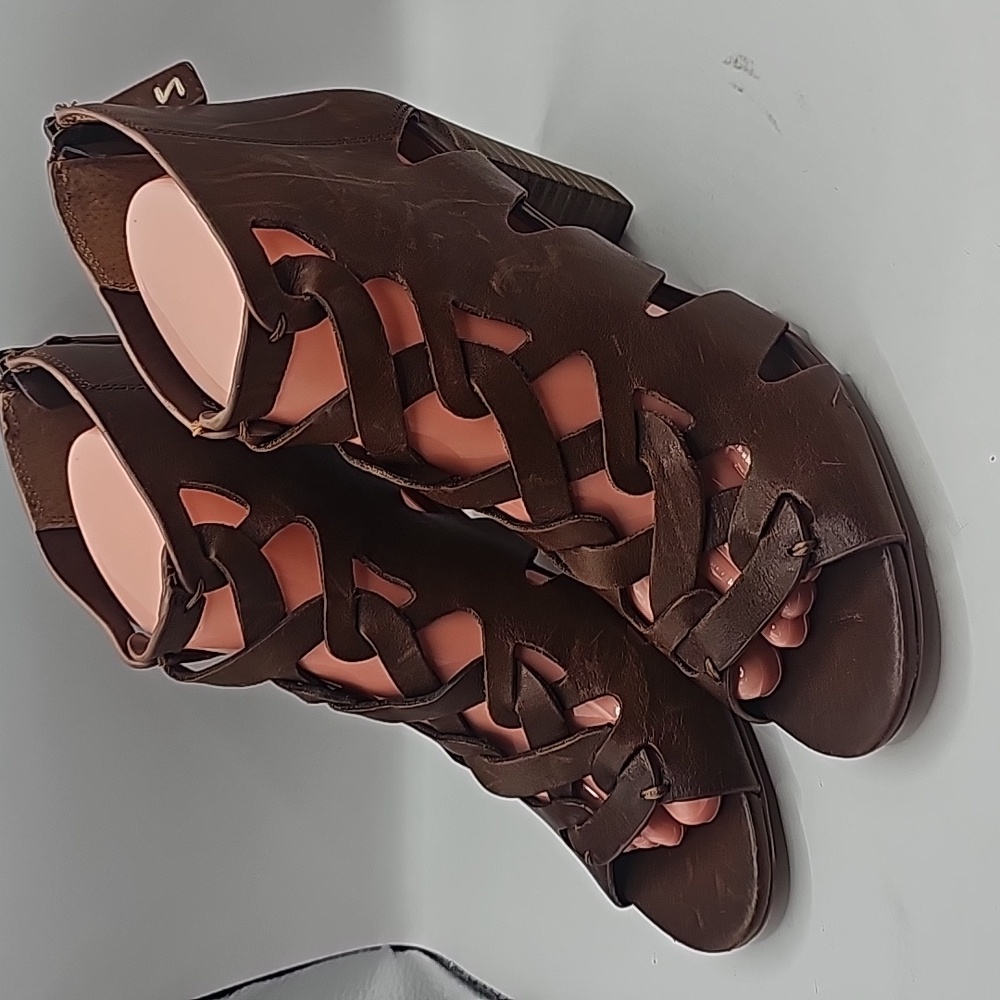Zodiac womens Camila sandals size 8